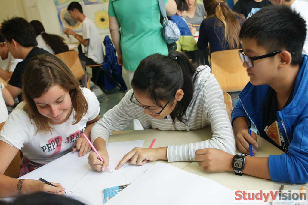 主题课小组讨论