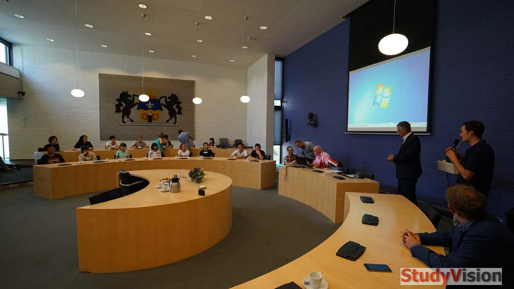 参观荷兰当地市政厅